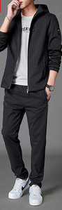Kétrészes férfi tréningruha kapucnis cipzáras felsővel és zsebes alsókkal