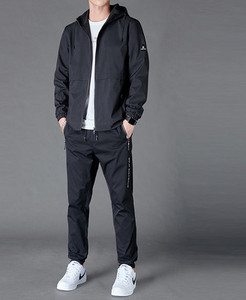 Vīriešu treniņtērps ar kabatu