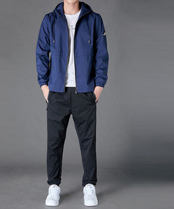 Vīriešu treniņtērps ar kabatu