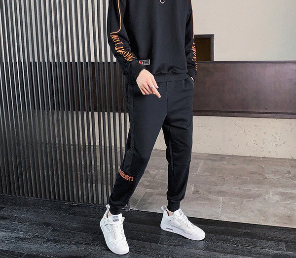 Vīriešu komanda ar garām piedurknēm ar uzrakstiem