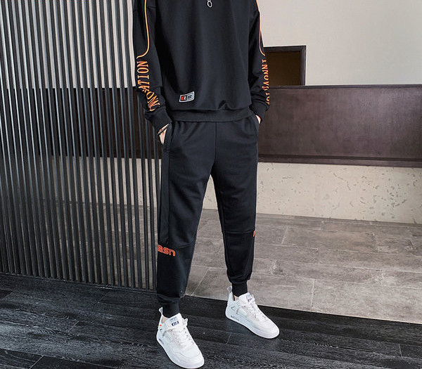 Vīriešu komanda ar garām piedurknēm ar uzrakstiem