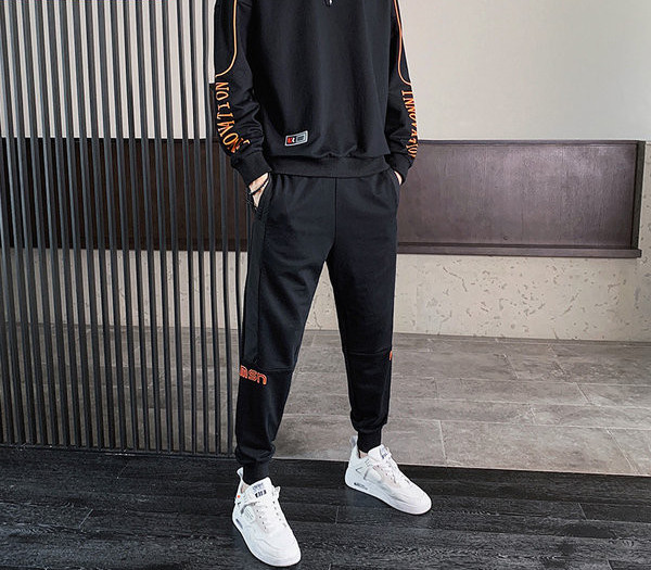 Vīriešu komanda ar garām piedurknēm ar uzrakstiem