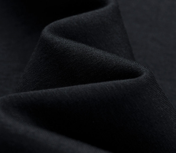 Vīriešu sporta melns tērps ar mežģīnēm