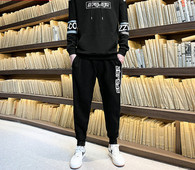 Alkalmi férfi ruha felirattal és nyakkendővel