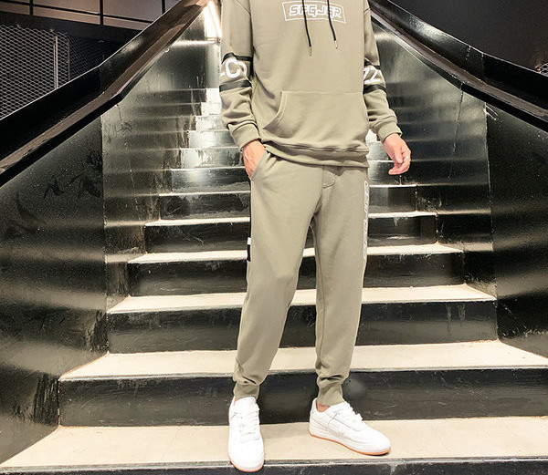 Alkalmi férfi ruha felirattal és nyakkendővel