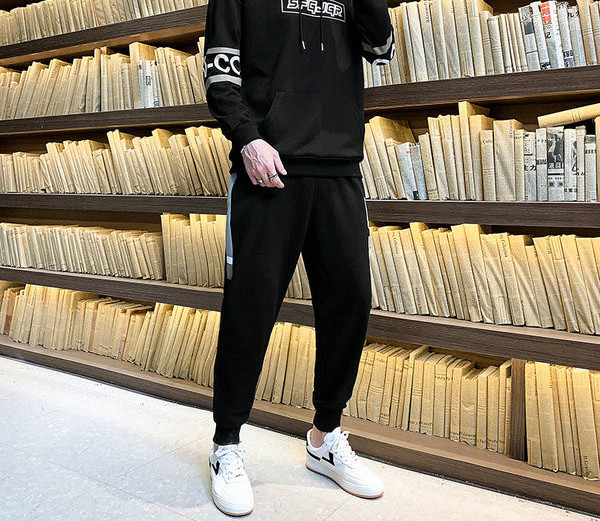 Alkalmi férfi ruha felirattal és nyakkendővel