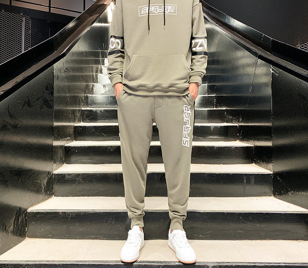 Alkalmi férfi ruha felirattal és nyakkendővel