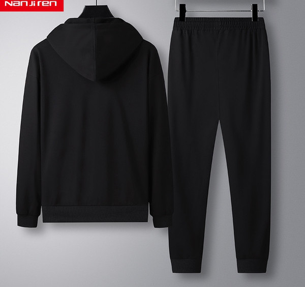 Sportos férfi kétrészes ruha - kapucnival és alsóval ellátott pulóver