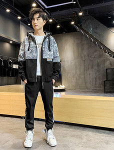 Ανδρική  φόρμα με κουκούλα και κορδόνια