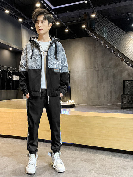 Ανδρική  φόρμα με κουκούλα και κορδόνια