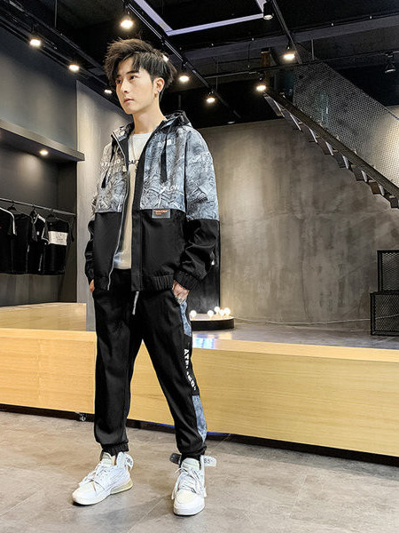 Ανδρική  φόρμα με κουκούλα και κορδόνια