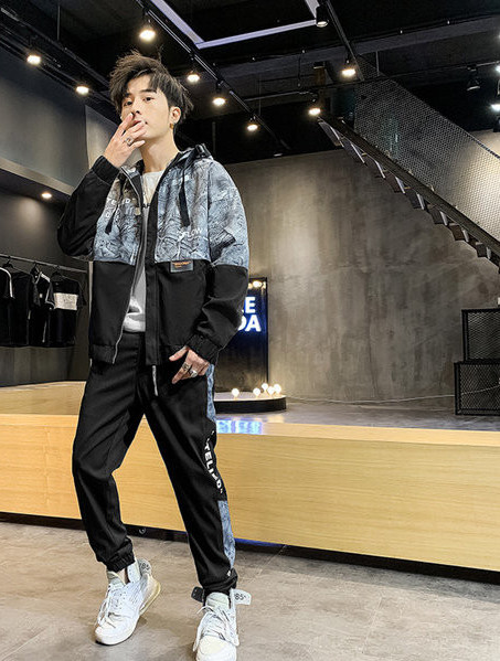 Ανδρική  φόρμα με κουκούλα και κορδόνια