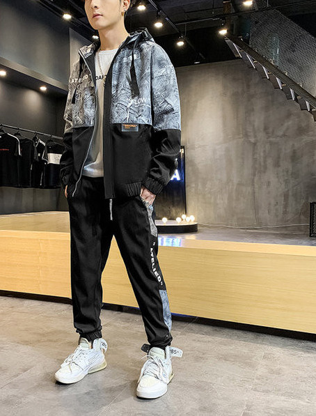 Ανδρική  φόρμα με κουκούλα και κορδόνια