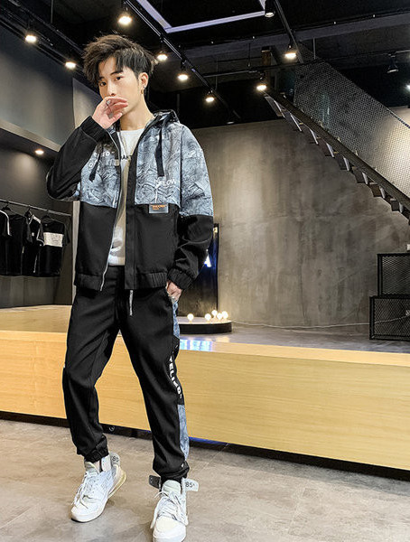 Ανδρική  φόρμα με κουκούλα και κορδόνια