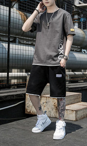 Vīriešu ikdienas vasaras divdaļīgs komplekts ar T-kreklu ar ovālu kakla izgriezumu un šortiem ar logotipu