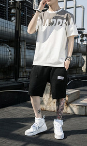 Vīriešu ikdienas vasaras divdaļīgs komplekts ar T-kreklu ar ovālu kakla izgriezumu un šortiem ar logotipu