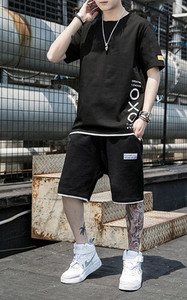 Vīriešu ikdienas vasaras divdaļīgs komplekts ar T-kreklu ar ovālu kakla izgriezumu un šortiem ar logotipu