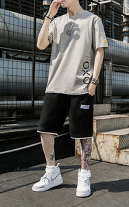 Vīriešu ikdienas vasaras divdaļīgs komplekts ar T-kreklu ar ovālu kakla izgriezumu un šortiem ar logotipu