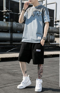 Vīriešu ikdienas vasaras divdaļīgs komplekts ar T-kreklu ar ovālu kakla izgriezumu un šortiem ar logotipu