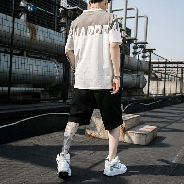 Vīriešu ikdienas vasaras divdaļīgs komplekts ar T-kreklu ar ovālu kakla izgriezumu un šortiem ar logotipu