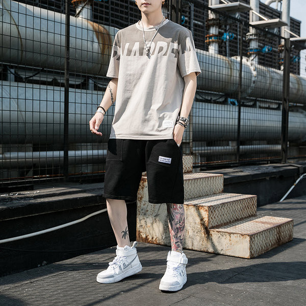 Vīriešu ikdienas vasaras divdaļīgs komplekts ar T-kreklu ar ovālu kakla izgriezumu un šortiem ar logotipu