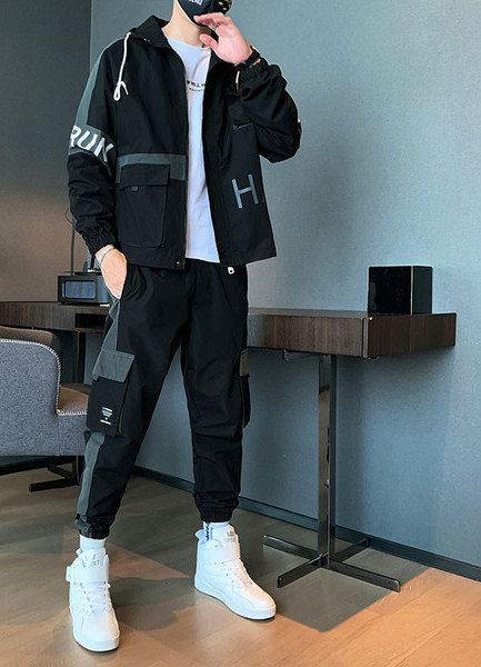 Modes divdaļīgs treniņtērps vīriešiem ar apdruku mugurpusē