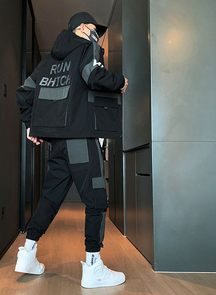 Modes divdaļīgs treniņtērps vīriešiem ar apdruku mugurpusē