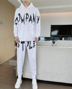 Ανδρική φόρμα με στάμπα και κουκούλα