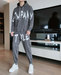 Ανδρική φόρμα με στάμπα και κουκούλα