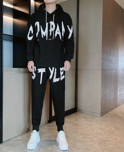 Ανδρική φόρμα με στάμπα και κουκούλα