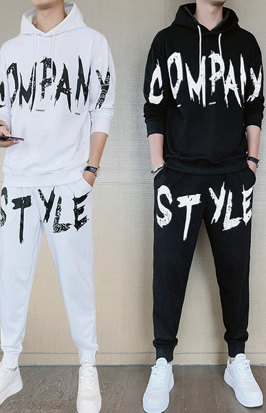 Ανδρική φόρμα με στάμπα και κουκούλα