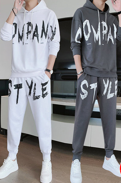 Ανδρική φόρμα με στάμπα και κουκούλα