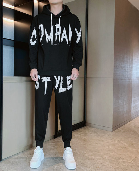 Ανδρική φόρμα με στάμπα και κουκούλα