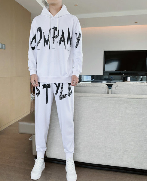 Ανδρική φόρμα με στάμπα και κουκούλα