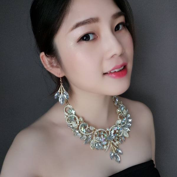 Sieviešu divdaļīgs komplekts ar akmeņiem