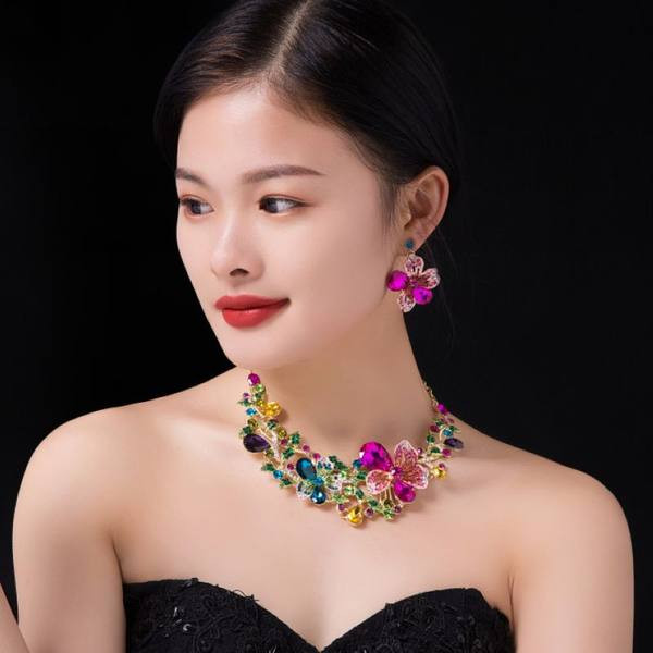 Sieviešu komplekts - ar ziedu motīviem