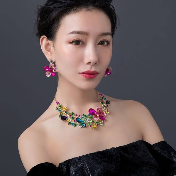 Sieviešu komplekts - ar ziedu motīviem