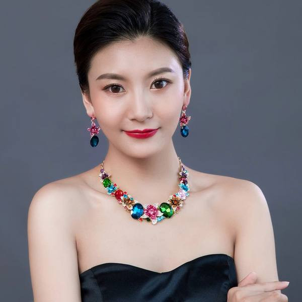 Sieviešu komplekts - ar ziedu motīviem