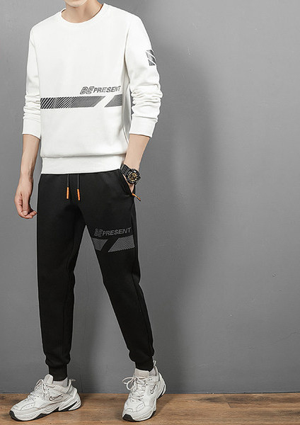 Ležerna muška kombinacija s natpisom