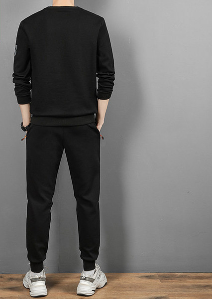 Ležerna muška kombinacija s natpisom