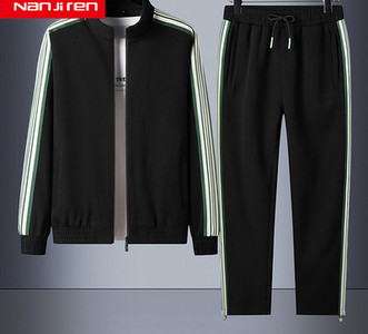 Sportski set od trenirke i donjeg dijela