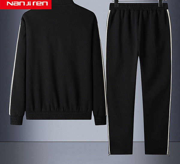 Sportski set od trenirke i donjeg dijela