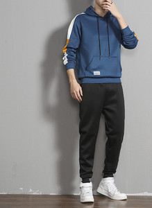 Ανδρική φόρμα με κουκούλα και κορδόνια