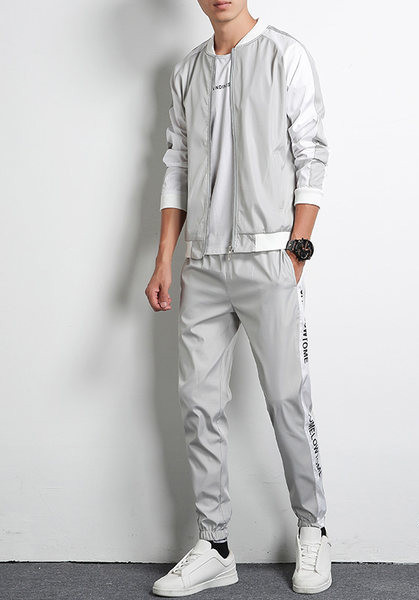 Mūsdienīgs trīsdaļīgs sporta tērps