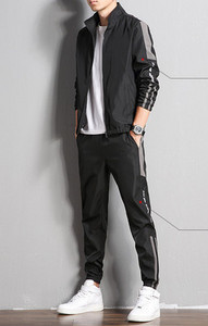 Férfi sportcsapat cipzárral és zsebbel