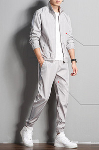 Férfi sportcsapat cipzárral és zsebbel