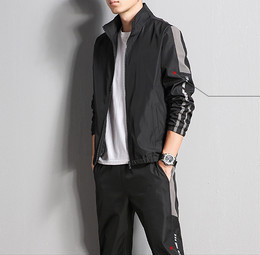 Férfi sportcsapat cipzárral és zsebbel