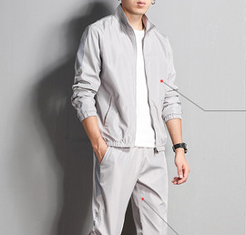 Férfi sportcsapat cipzárral és zsebbel