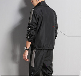 Férfi sportcsapat cipzárral és zsebbel