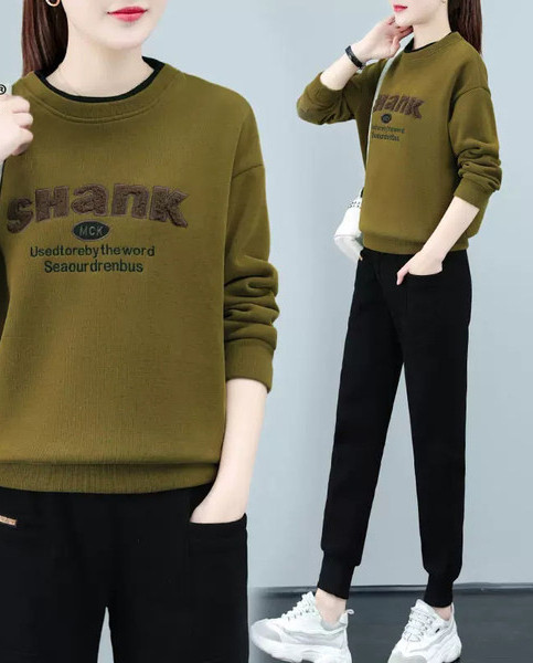 Női tréningruha hímzett felirattal és ovális nyakkivágással